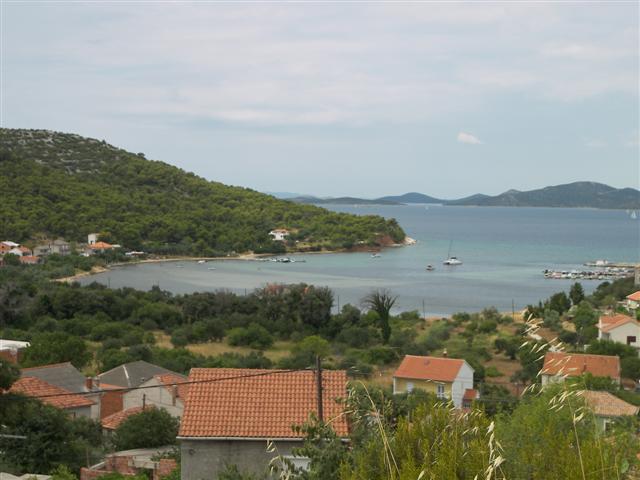 Datei:Hafen von Vrgada 2.jpg
