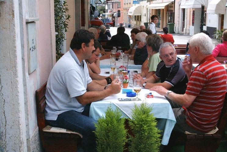 Datei:Vor dem Paradieso.jpg