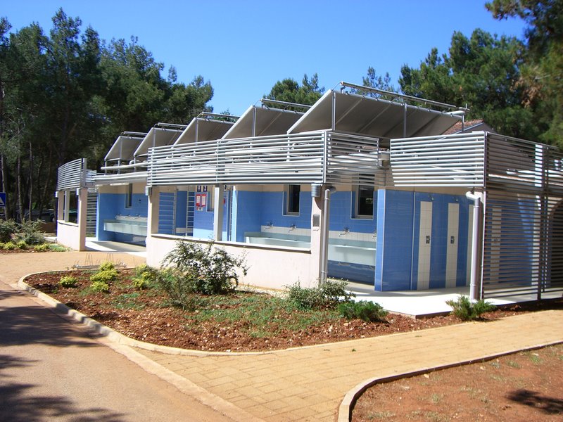 Datei:AC Stella Maris Sanitaer aussen 4.jpg