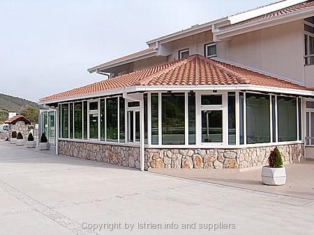 Datei:Hotel Zlatni lav.jpg