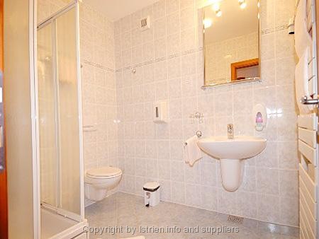Datei:Hotel Zlatni lav3.jpg