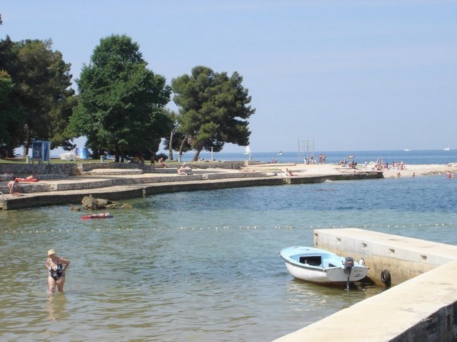 Datei:Badestrand bei Porec.jpg