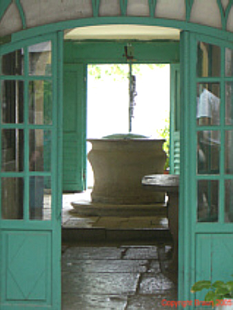 Datei:Hinterhof mit Zisterne.jpg