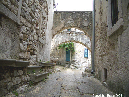 Datei:Plomin - Alte Gasse 2.jpg