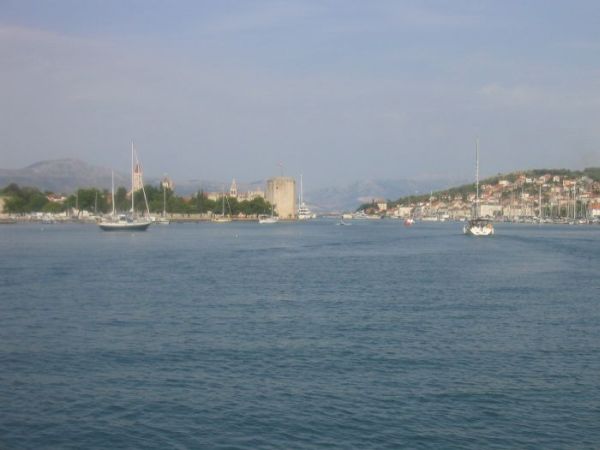 Datei:Hafeneinfahrt Trogir.jpg