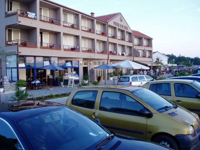 Datei:Hotel Miramare Njivice.jpg