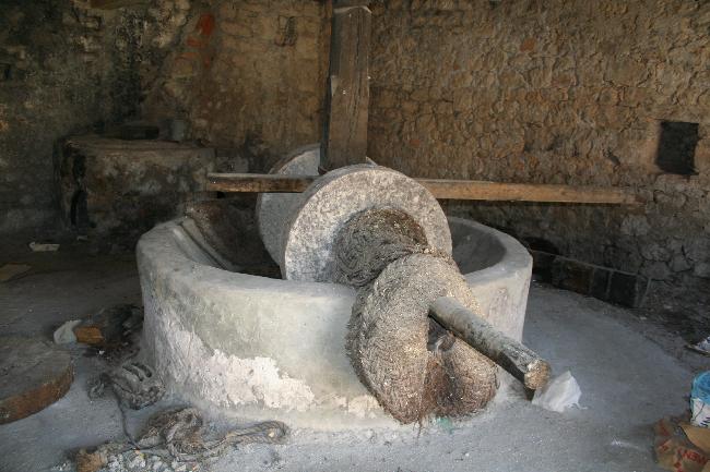 Datei:Ölmühle aus Stein.jpg