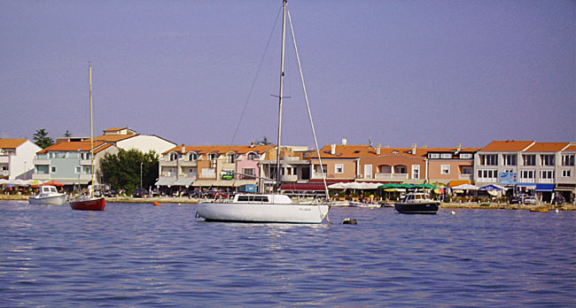 Datei:Medulin-Hafenpromenade.jpg
