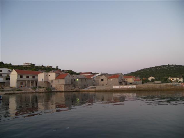 Datei:Hafen von Vrgada.jpg