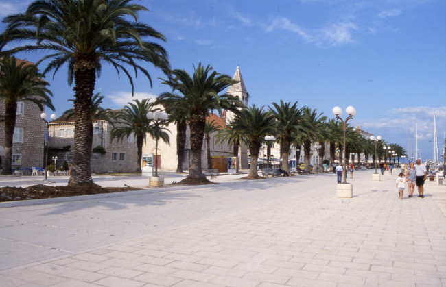 Datei:TROGIR-Hafenpromenade0123.jpg