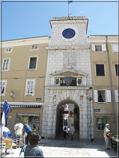 Datei:Stadttor mit Uhrenturm.jpg