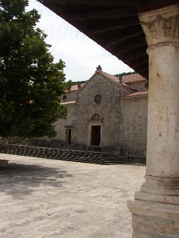 Datei:Kirche Eingang.jpg