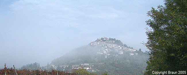 Datei:Motovun im Nebel 2.jpg