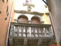 Datei:Scampicchio - Palast.jpg