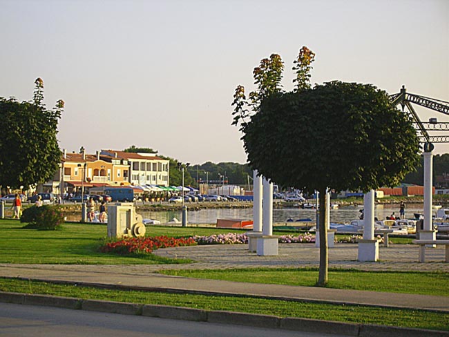 Datei:Medulin-Hafenpromenade2.jpg