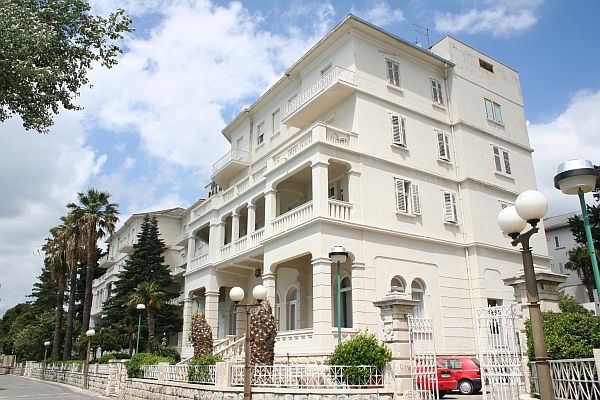 Datei:Kastela-hotel-palace-gebaeude-IMG 4383.jpg
