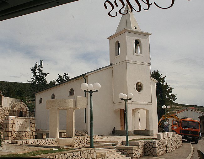 Datei:KOLAN Kirchengebäude.jpg
