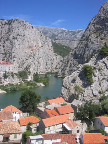 Datei:Omis und die Cetina-Schlucht2.jpg