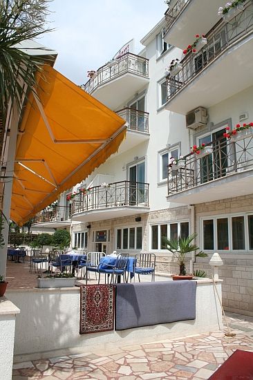 Datei:Hotel-Kastel-Terrasse-IMG 4378.jpg