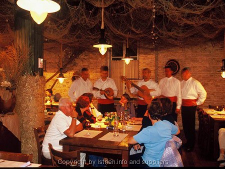 Datei:Hotel PinIJA4.jpg