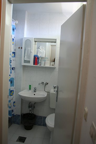 Datei:KASTELA Hotel Resnik-Hotelzimmer Bad IMG 3782.jpg