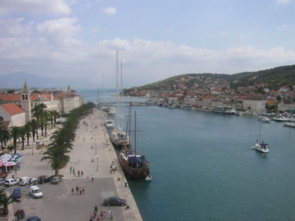 Datei:Durchfahrt zwischen der Altstadt und Ciovo.jpg