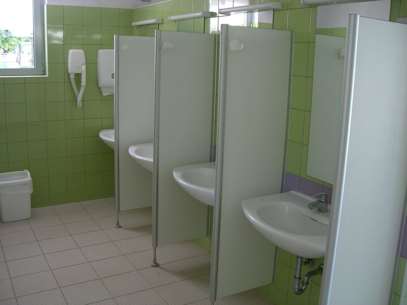 Datei:AC Stella Maris Sanitaer 2.jpg