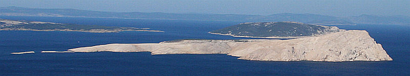 Blick von der Küstenstraße auf die Insel