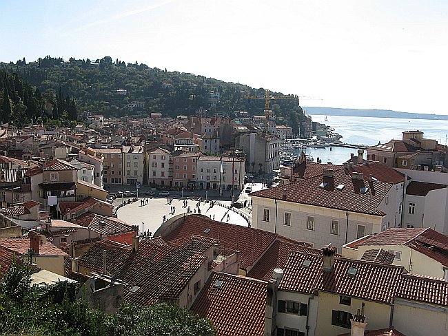 Datei:PIRAN Platz Tartini-Ausblick Kirche Sv Jurija IMG 2131.jpg