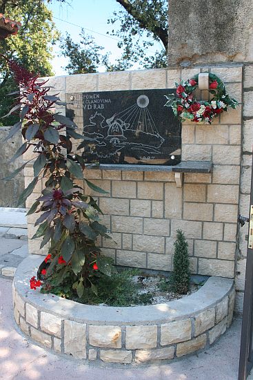 Datei:RAB Park Komrcar-Friedhof-Denkmal IMG 6179.jpg