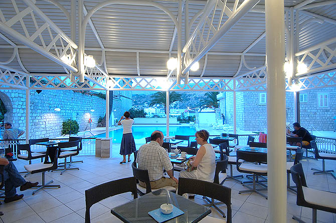 Datei:Pool bar terrace v.jpg
