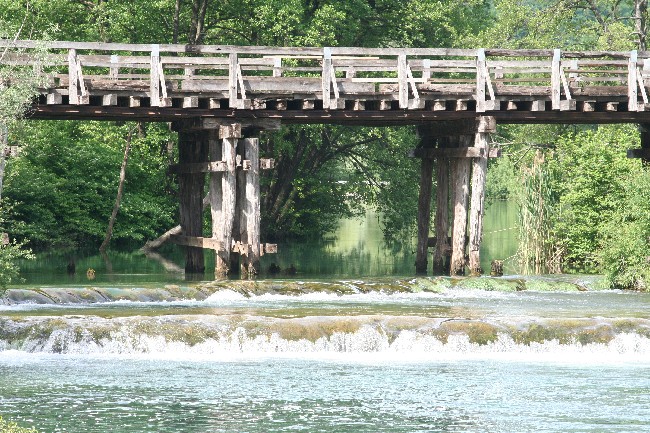 Datei:Alte Holzbrücke Mreznica.jpg