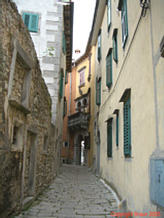 Datei:Enge Gasse.jpg
