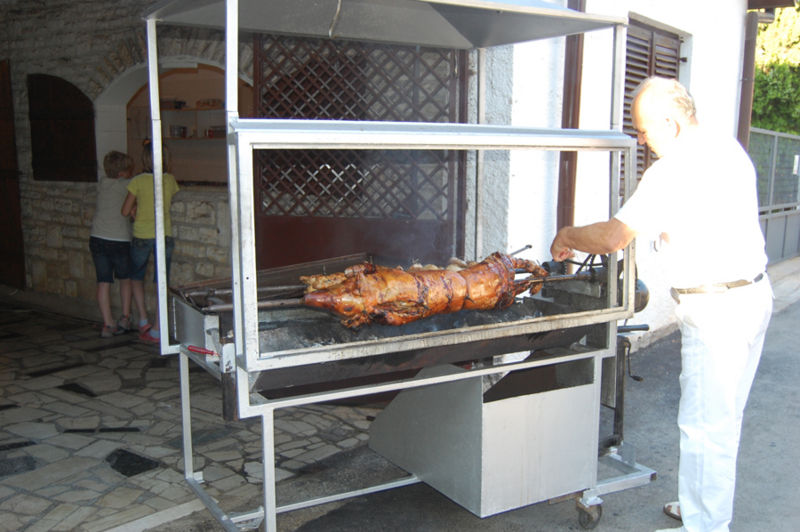 Datei:Willi und Spanferkel.JPG