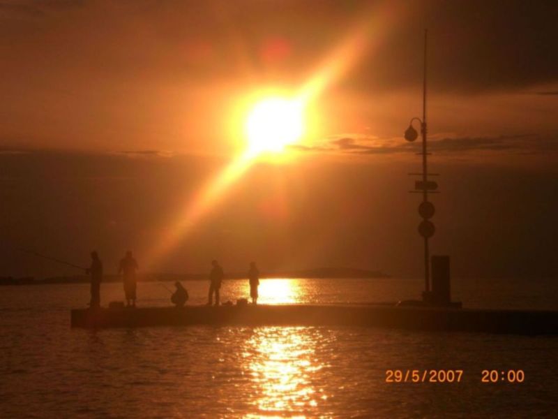 Datei:Sonnenuntergang über dem Meer.jpg
