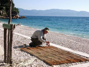 Das Bild des Jahres 2005 zeigt den Strand von Gradac am südlichen Ende der Makarska Riviera - © Annette