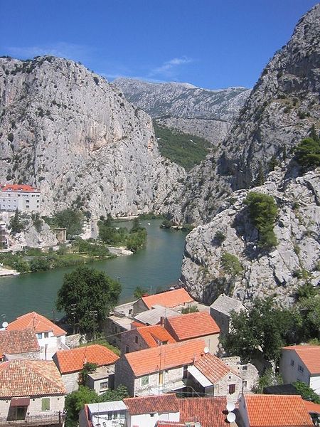 Datei:Omis und die Cetina-Schlucht1.jpg