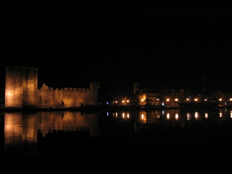 Datei:Trogir bei Nacht2.jpg