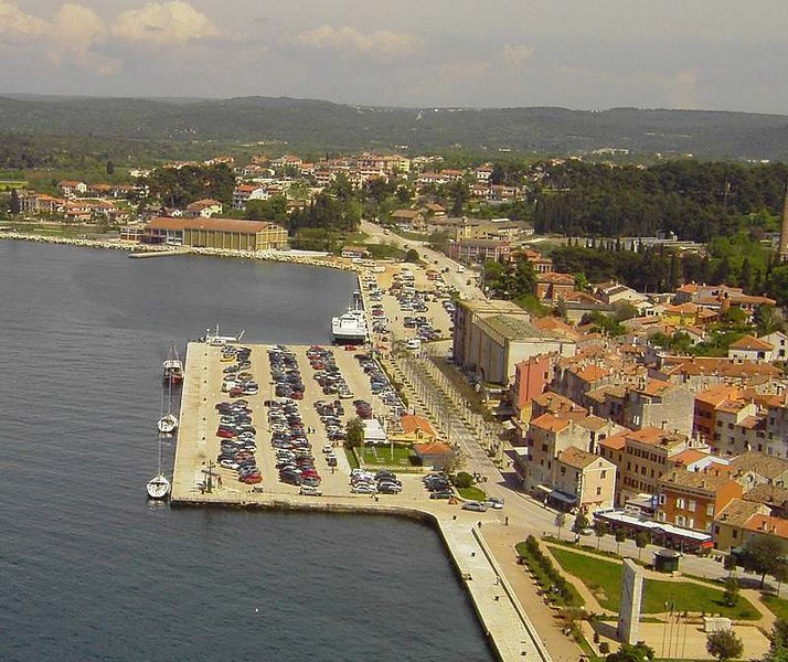 Datei:Parken-Rovinj.jpg