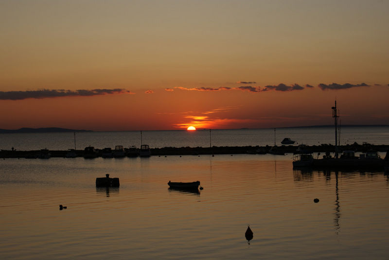 Datei:Abendstimmung am Hafen.JPG