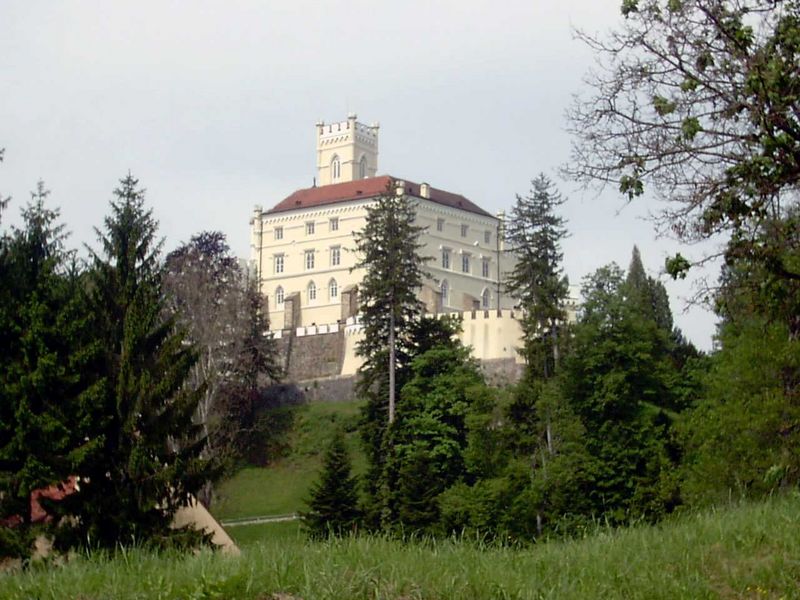 Datei:Schlosstrakoscan.jpg