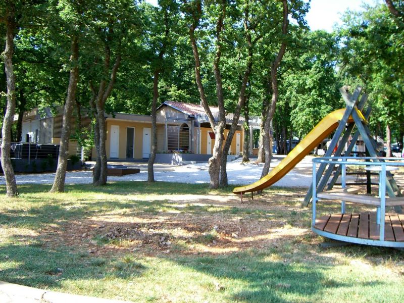 Datei:Finida Spielplatz und Sanitaer.jpg