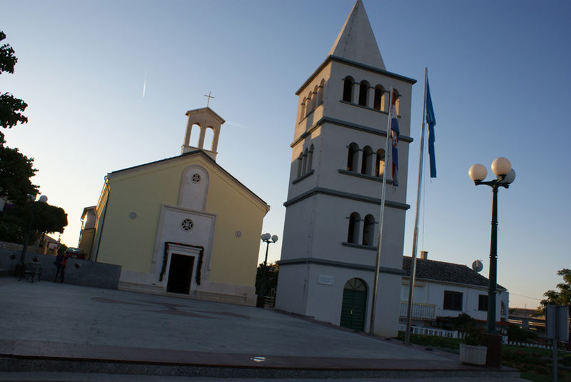 Datei:Kirche Povljana.jpg