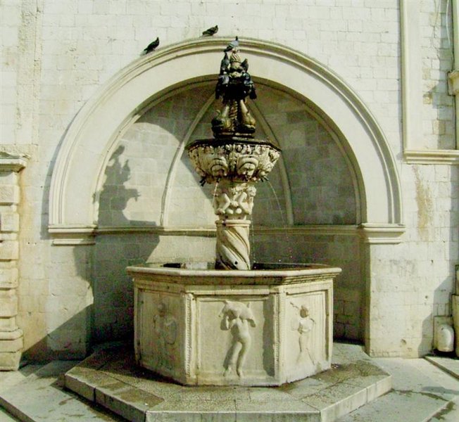 Datei:Brunnen.JPG